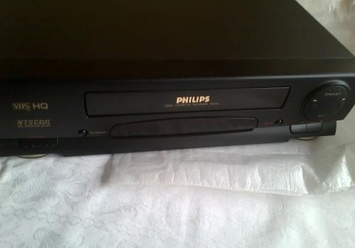 Видеокасетофон philips