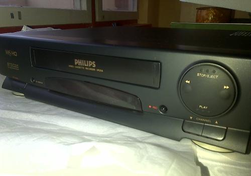 Видеокасетофон philips